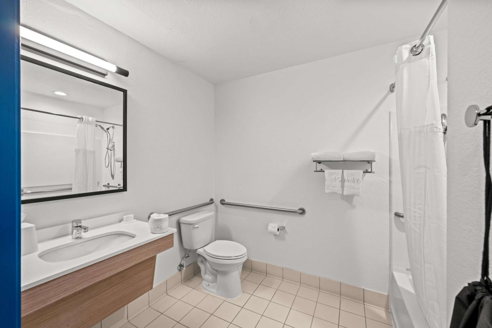 Hotel Spark By Hilton Dulles Airport 2*
